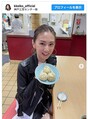 北川景子、老祥記の豚饅頭に笑顔　※「北川景子」インスタグラム