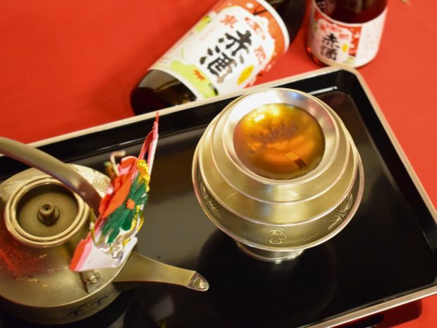 熊本で愛されるお屠蘇「赤酒」 11月中旬頃からは屠蘇散を添えて販売