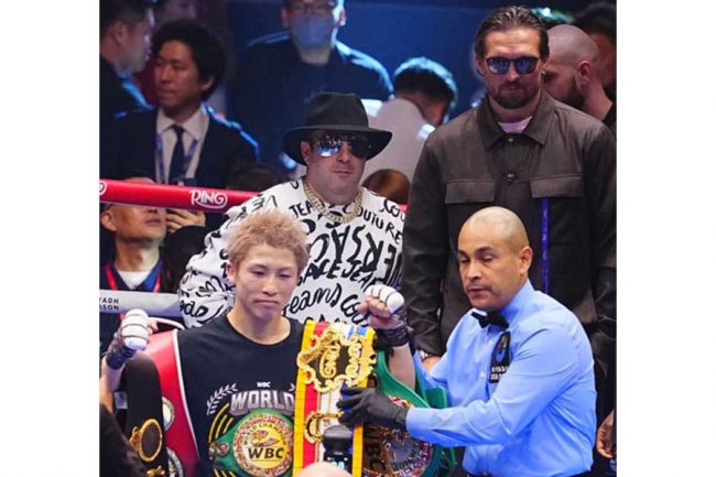 井上尚弥との会話のために試合後のリングに上がったウシク（右上）【写真：荒川祐史】