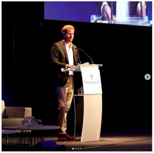 スコットランド・エディンバラでスピーチを行ったヘンリー王子(画像は『The Duke and Duchess of Sussex 2020年2月26日付Instagram「In Scotland today, The Duke of Sussex and Travalyst have hosted a summit to launch their next phase of work, putting communities first, with a mission to create a more sustainable tourism industry.」』のスクリーンショット)