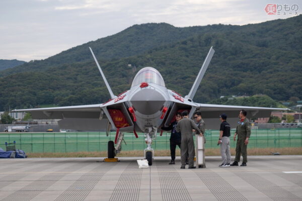 正面から見たKF-21の試作機。機体表面は突起部分が多いが、垂直尾翼が外側に傾いているのが分かる（布留川 司撮影）。