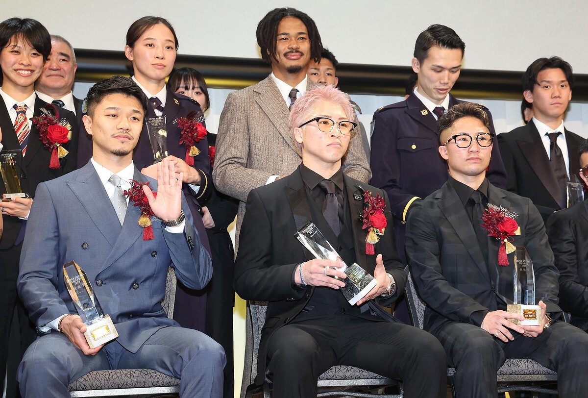 技能賞の中谷潤人（前列左）、最優秀選手賞の井上尚弥（前列中央）、技能賞の井上拓真（撮影・佐々木彰尚）