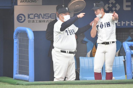 仙台育英戦でベンチで指示を出す大阪桐蔭・西谷監督（左）【写真：小林靖】