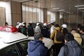 銀行の地下駐車場に子グマ侵入