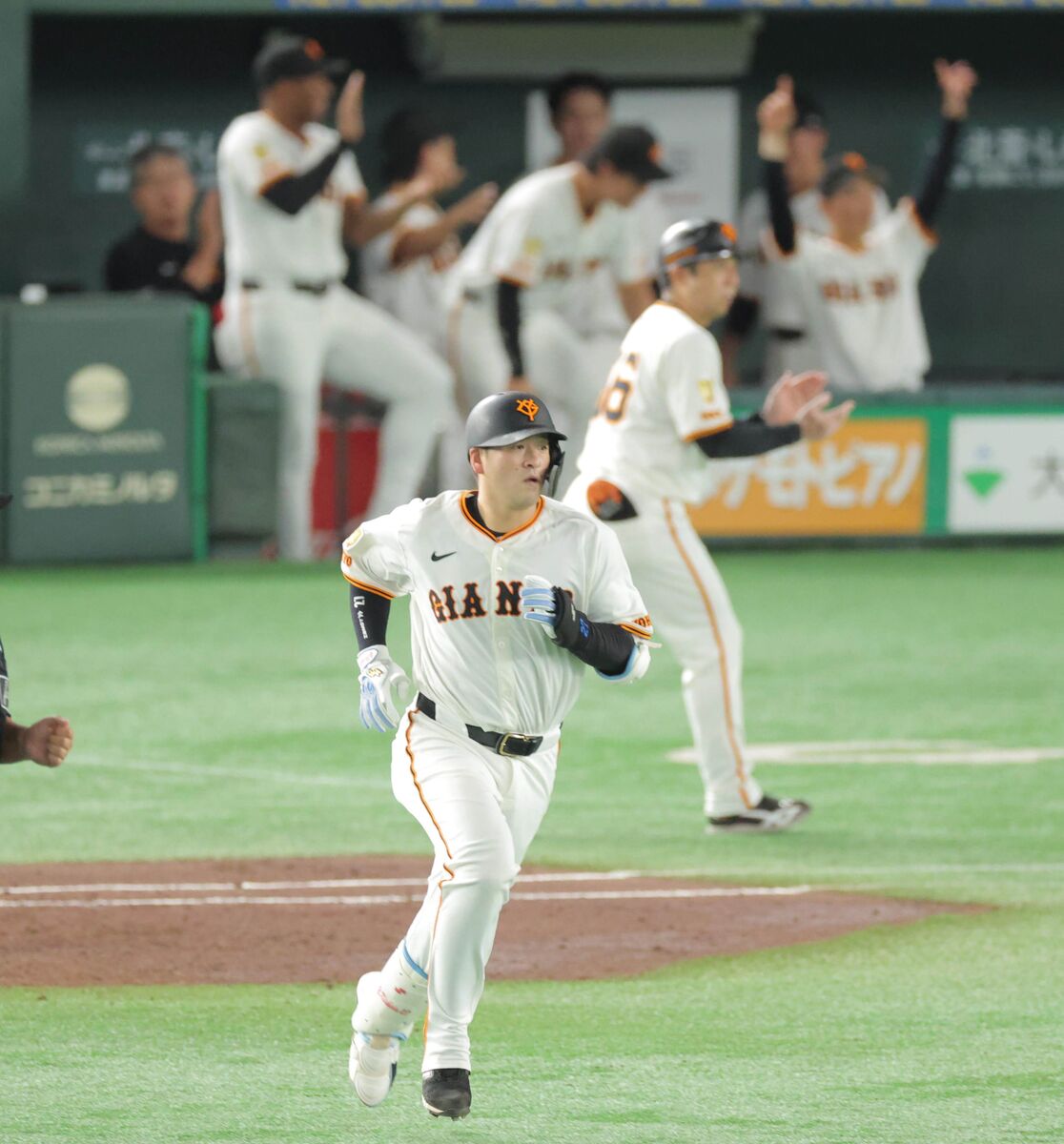 岸田行倫サインボール & 使用済みスターシート 2025 巨人】岸田行倫、8