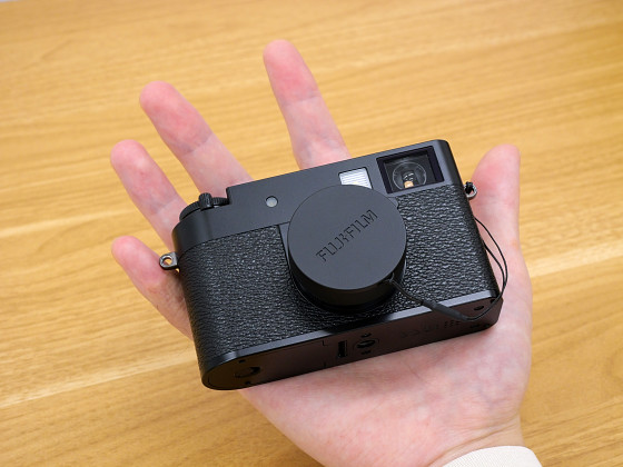 富士フイルムのフィルムカメラ風デジカメ「X half」の外観を詳しく