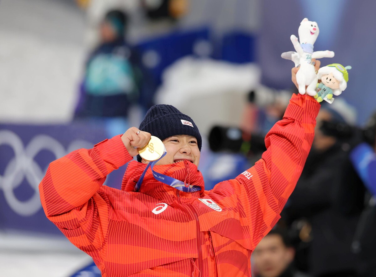 金メダルを手に喜ぶ戸塚優斗(撮影・吉澤敬太)