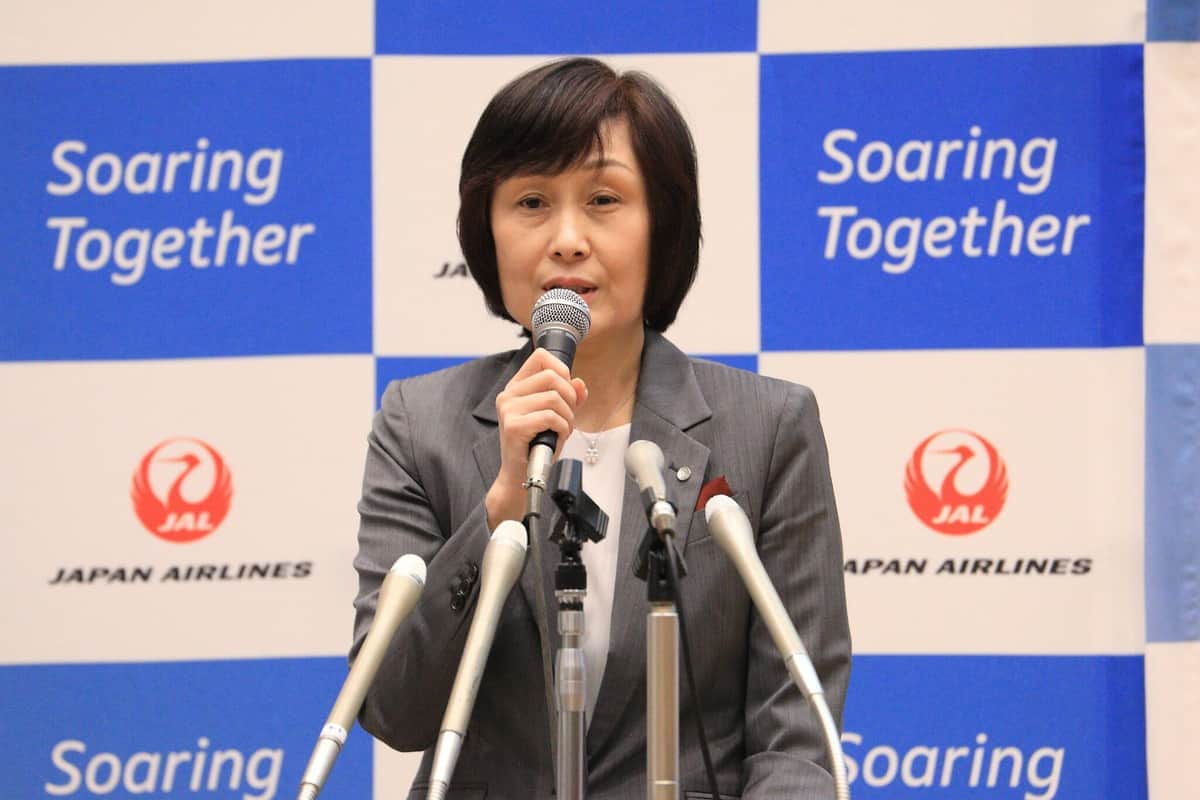 記者会見する日本航空(JAL)の鳥取三津子社長。自己評価について質問される場面もあった