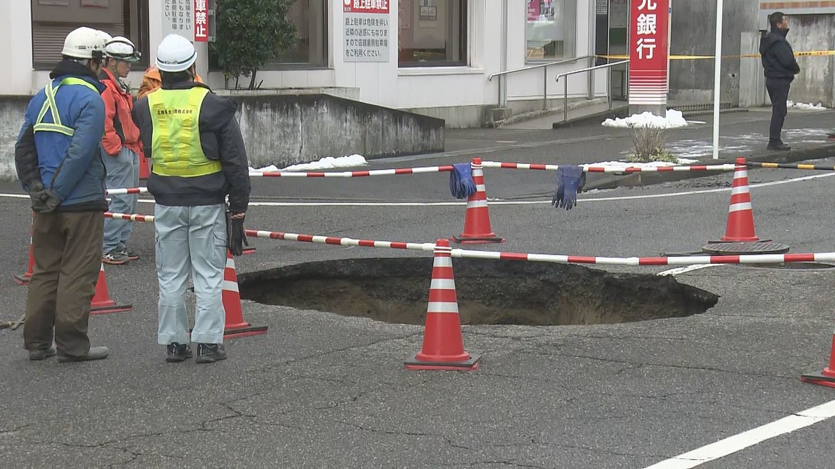 新潟市で道路陥没、穴の大きさは5m×5mほど トラック事故も発生