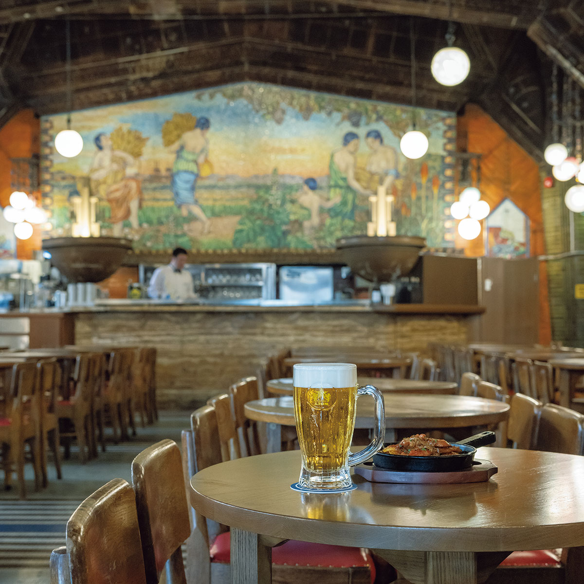 日本最古のビヤホール！ 荘厳で美しい教会のような空間が広がる〈ビヤホールライオン 銀座七丁目店〉