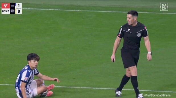 久保建英、PA内で倒れるも審判から注意受ける姿に「これはちょっと」賛否