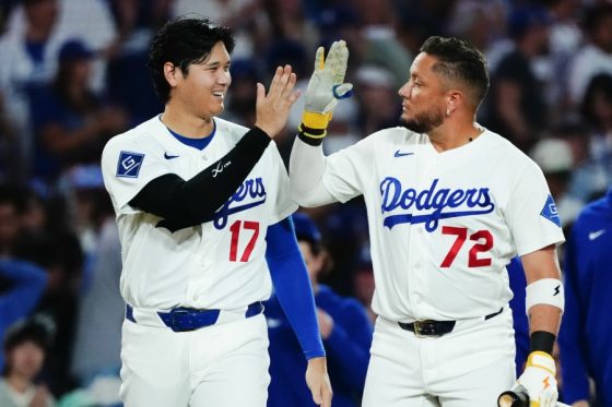 ドジャース・大谷翔平(左)とミゲル・ロハス【写真:黒澤崇】