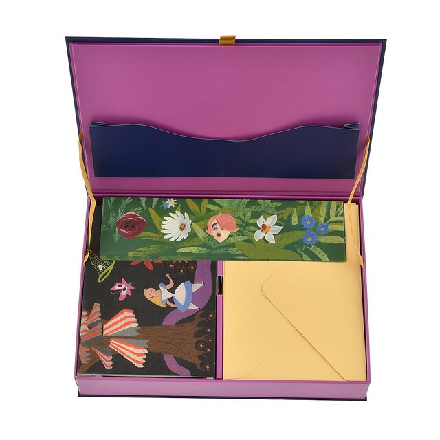 作品を生み出した伝統的アーティスト”メアリー・ブレア”のアート