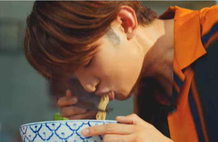 味の素「Yum Yum」 テレビCMにSnow Man向井康二さん 本場タイの