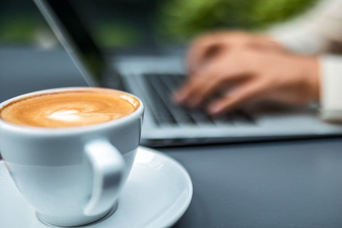 ホットコーヒーは能率が下がる?仕事の速い人がアイスコーヒーを飲む理由