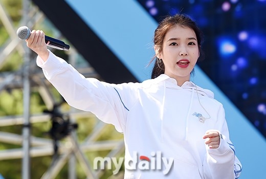 画像 Photo Iu New Balance 18 Run On Seoul でステージを披露 爽やかなポニーテールで登場 11 13 ライブドアニュース