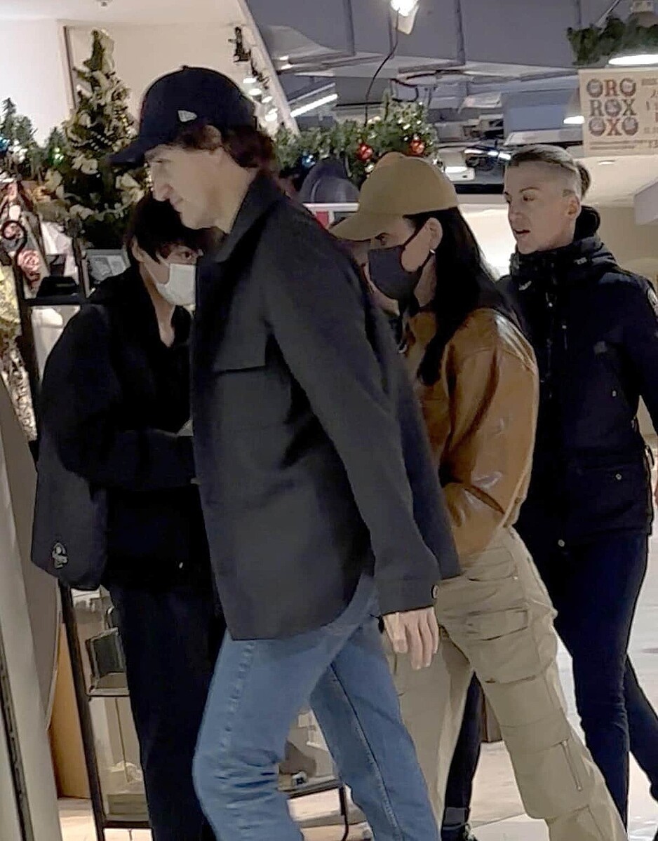 カナダのジャスティン・トルドー前首相とケイティ・ペリーさん。浅草散策の様子がキャッチされていた（写真：Splash/アフロ）