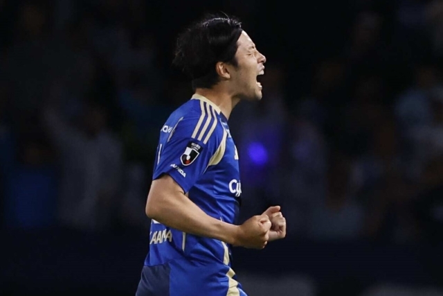 圧巻のミドル弾を決めて喜ぶ中山。写真：滝川敏之