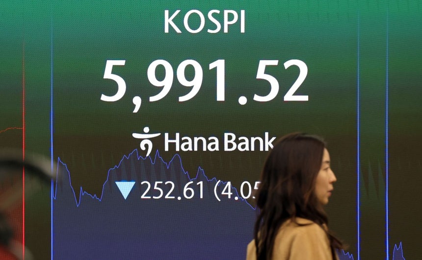 米国のイラン空爆の余波により、韓国では3連休を終えて開場したKOSPI(韓国総合株価指数)が12時を前に取引時間中、一時6000割れのまま取引を続けている。対ドルのウォン相場は1460ウォン台で取引されている。カン・ジョンヒョン記者