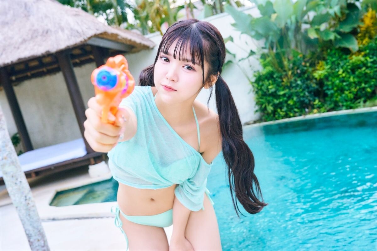 津代美月、赤ランジェリーにペパーミントグリーン水着も…写真集未掲載