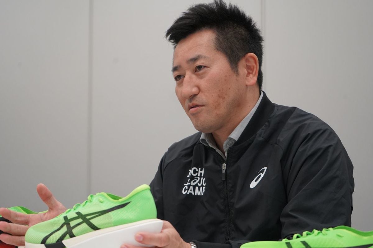インタビューに応じる、スポーツ工学研究所長 兼 Cプロジェクト部長の竹村周平さん。2001年アシックス入社後、一貫してシューズ開発のキャリアを積むみ、2020年1月「Cプロジェクト」リーダーに抜擢される。2025年〜現職。