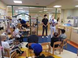  神奈川県立こども医療センターを訪問したヒュンメル（球団提供） 