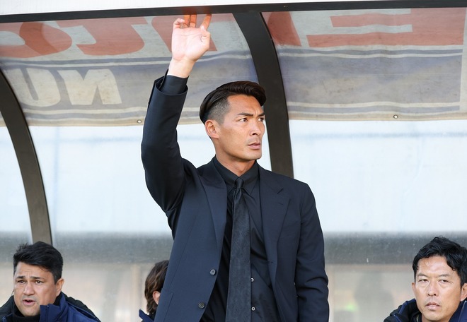 愛飲ドリンクが注目を集めている槙野監督。写真：永島裕基