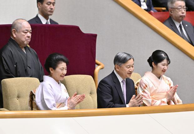 天皇一家が大相撲観戦 両陛下の観戦は6年ぶりで令和2度目