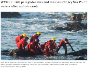 パラグライダー同士が空中で衝突する事故が発生し、南アフリカ海難救助隊のレスキューチームらが現場に向かうも、58歳男性の死亡が確認された(画像は『IOL 2023年7月4日付「WATCH: Irish paraglider dies and crashes into icy Sea Point waters after mid-air crash」(Picture: Armand Hough/African News Agency(ANA))』のスクリーンショット)