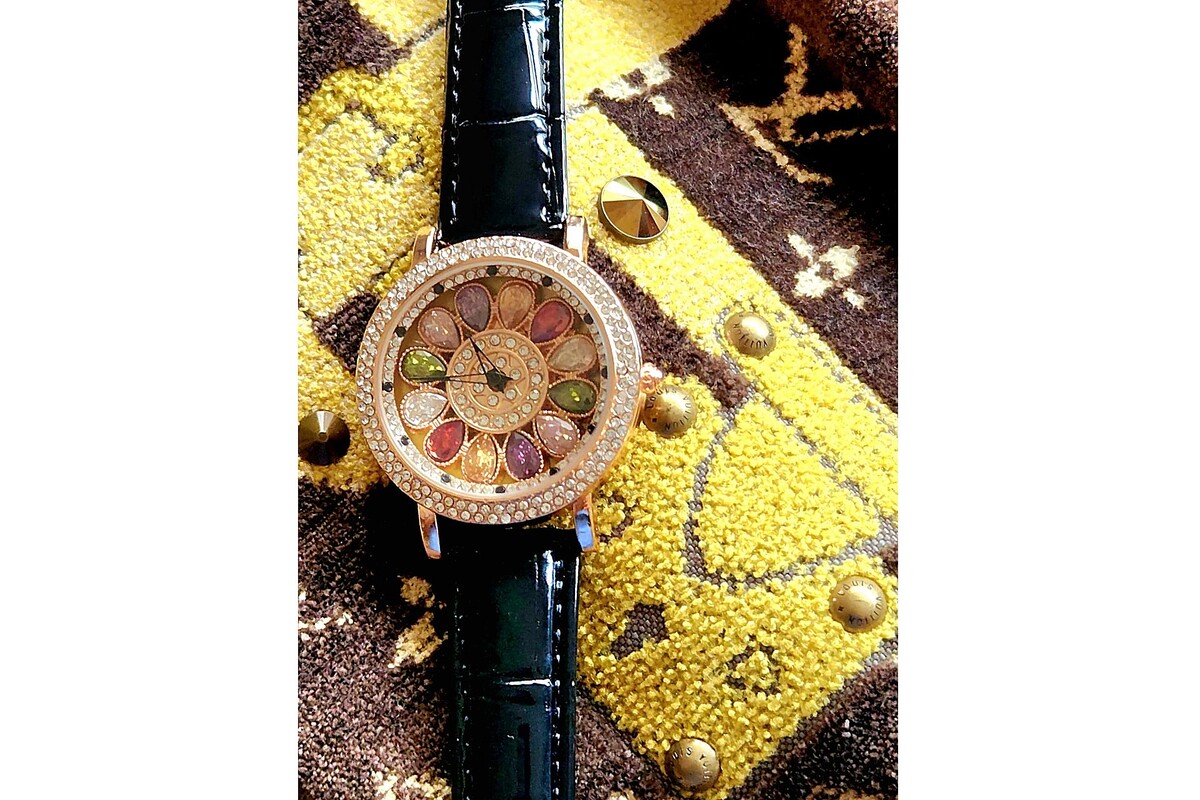 「なんちゃってセレブの系譜に新顔」921円の大型レディス腕時計