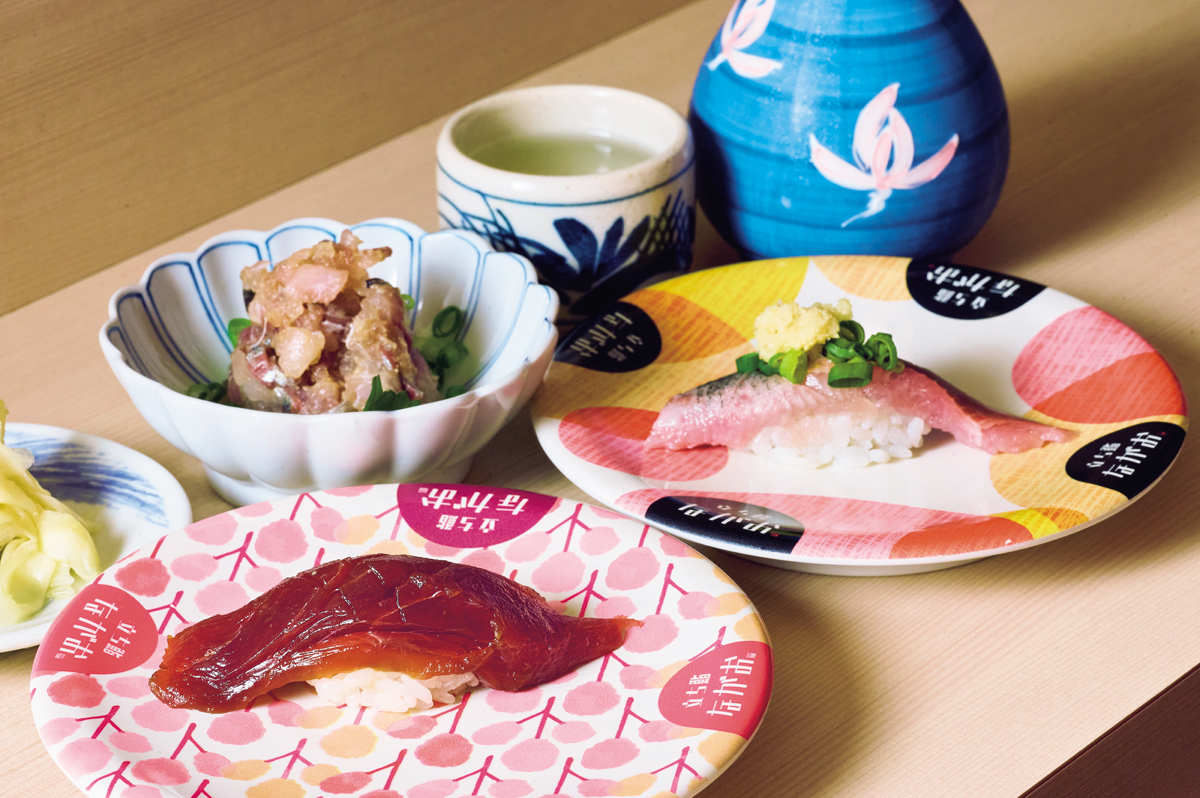 『立ち鮨　ながお』（手前から時計回りに）漬けマグロ　298円、アジのなめろう　298円、イワシ　178円　（ドリンク）雁木・ひとつ火　848円　アジのなめろうは白味噌（写真）のほか、リクエストで赤味噌もあり