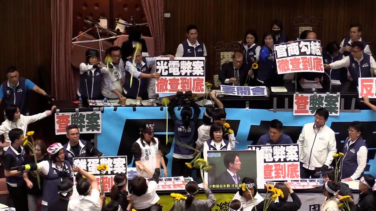 台湾議会に1万人以上集まり抗議 与野党衝突で混乱続く ライブドアニュース