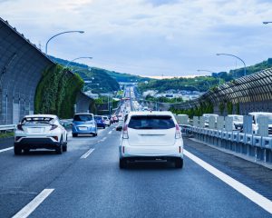 高速で煽られ恐怖が限界に 黒塗りのアルファードが警察に捕まるまで