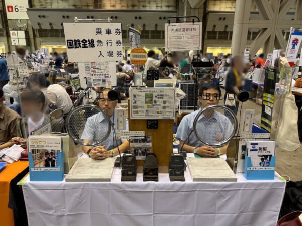 コミケ会場に駅の窓口が転移！？鉄道サークルの“出札口”ブースが本格的
