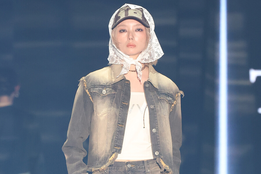 藤吉夏鈴（櫻坂46）、笑顔封印スリットから美脚をチラ見せ