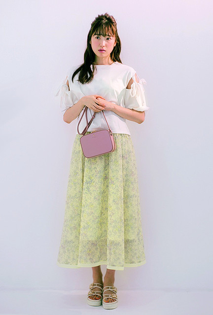 定番の 花柄ワンピ は白tをレイヤードして着まわす 明日のコーデ Peachy ライブドアニュース