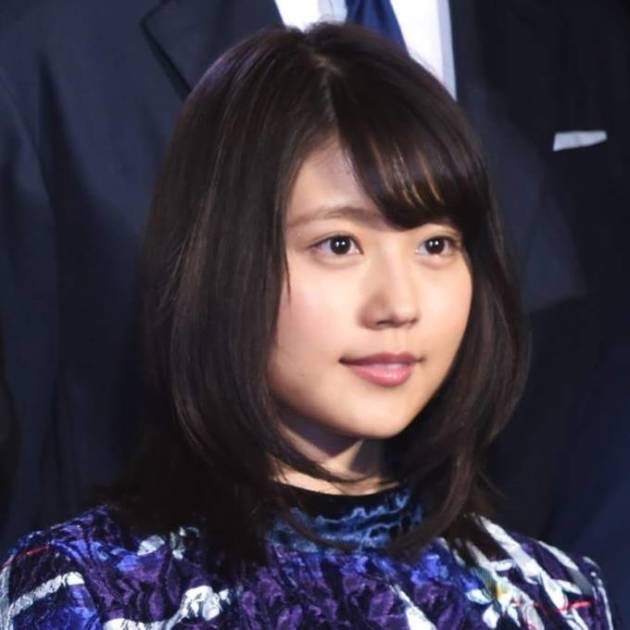 有村架純 雨降らし の合間shot公開 暗幕の中でも可愛い 前髪のくせがたまりへん ライブドアニュース