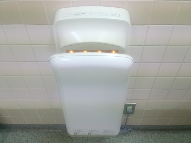 ハンドドライヤーに歯ブラシを入れるのは？（写真はイメージ）