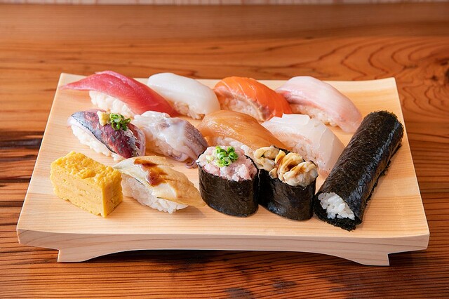 握りがなんと1貫65円から！ コロナ禍に便利な“スタンディング寿司”とは