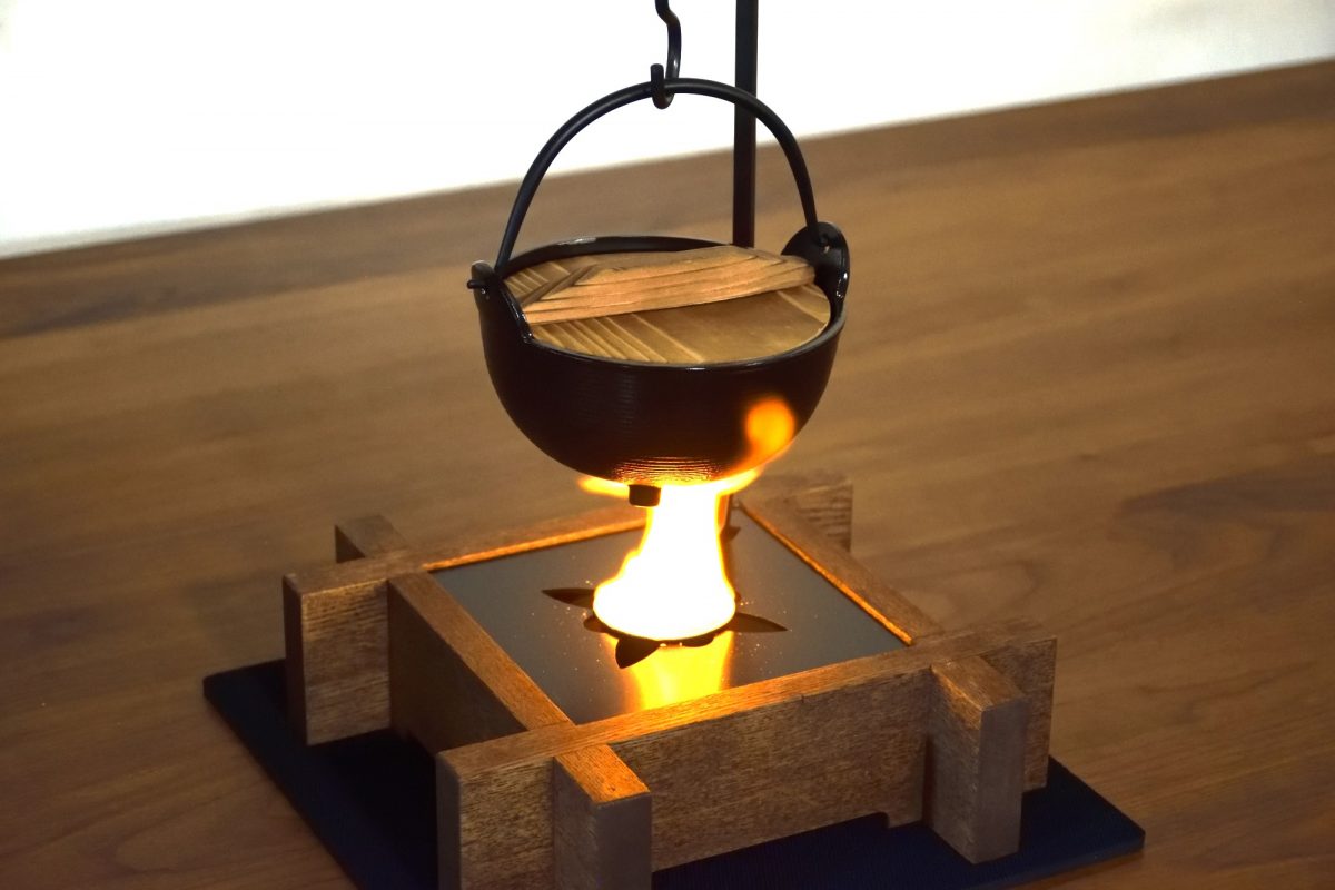 美しい炎に癒されてみたら？ 卓上で囲炉裏気分が楽しめる「囲炉裏ぼっ