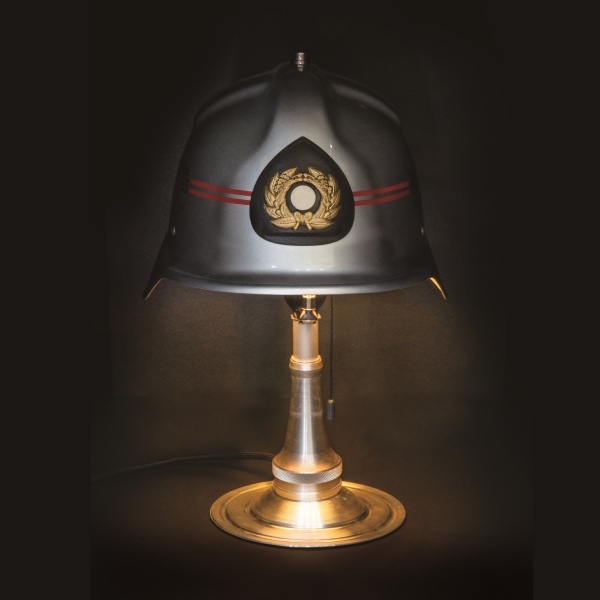 アップサイクル消防ヘルメットテーブルランプ