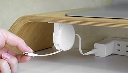 サッと引き出せてスタンドで固定できる巻き取り式ケーブル