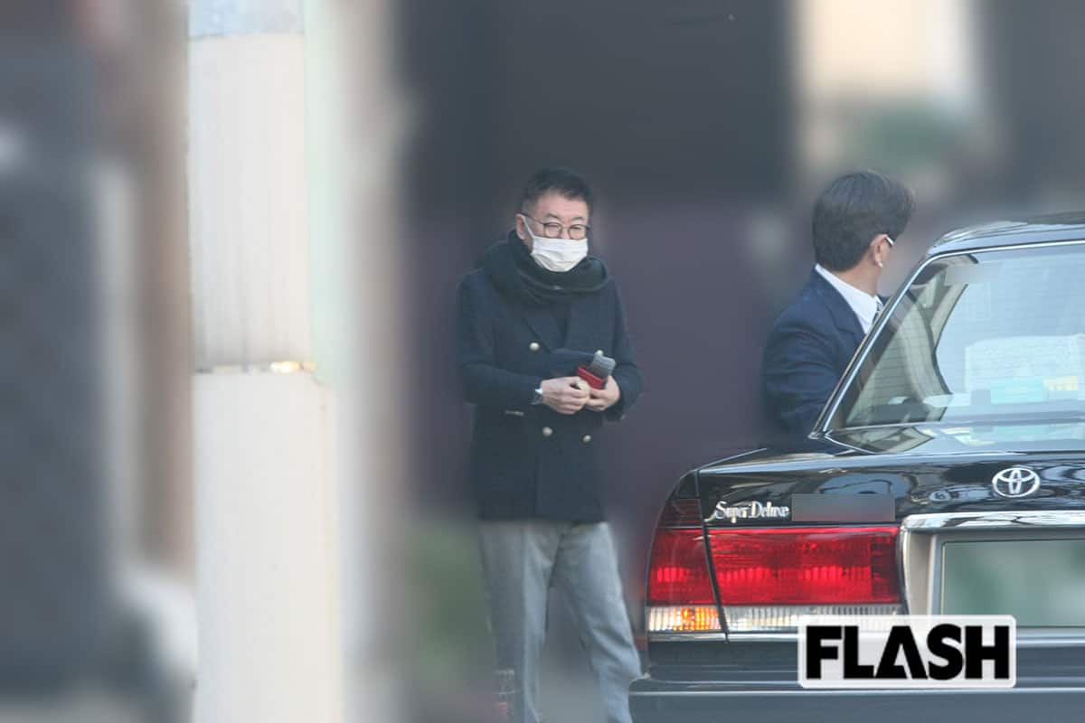  1月31日、自宅からタクシーに乗り込む生島ヒロシ 