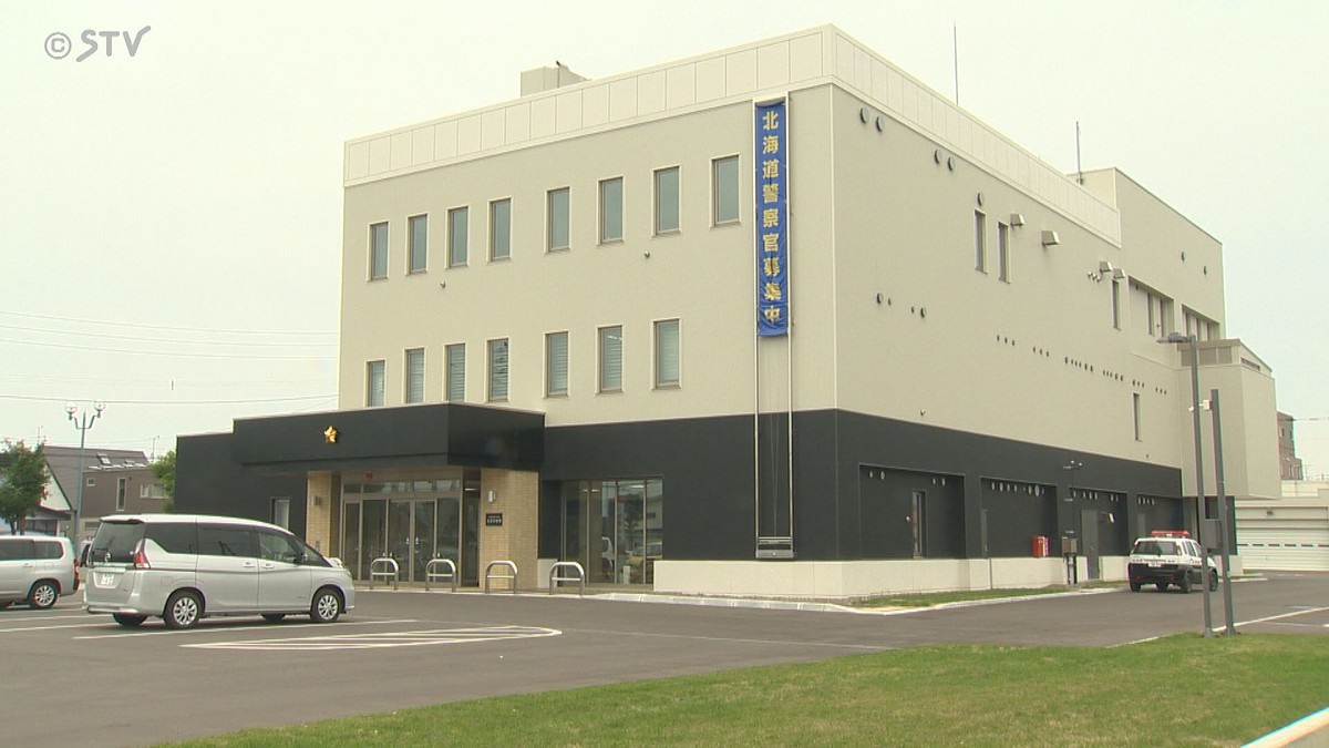北海道名寄市でスポーツカーが路外へ逸脱し横転、20代男性ら2人が病院へ搬送