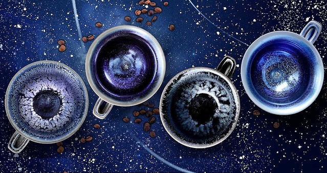 カップの中に宇宙を表現した建盞（けんさん）茶碗。「Tenmo 星空＆深淵