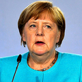 ベルリンで3日、新型コロナウイルスの影響に伴う追加の経済対策について記者会見するドイツのメルケル首相=ロイター