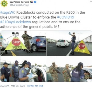 取り締まりを強化する警察(画像は『SA Police Service 2020年3月29日付Twitter「#sapsWC Roadblocks conducted on the R300 in the Blue Downs Cluster to enforce the #COVID19 #21DaysLockdown regulations and to ensure the adherence of the general public.」』のスクリーンショット)