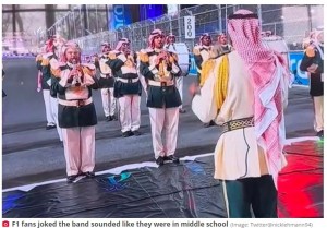 サウジアラビア国歌を演奏するブラスバンド(画像は『The Daily Star 2023年3月19日付「‘Horrific’ Saudi anthem played so badly that F1 drivers have to hold back laughter」(Image: Twitter@nicklehmann94)のスクリーンショット)