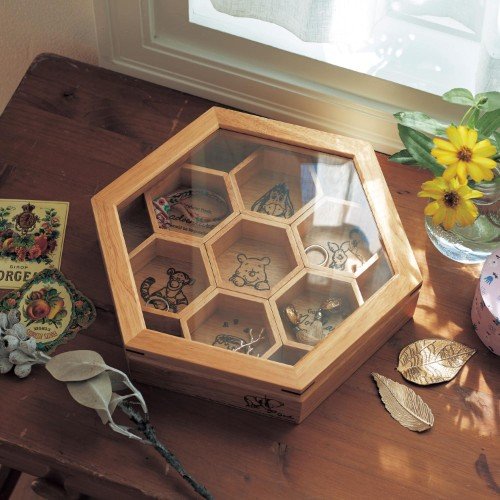 底には線画タッチのプーさんやピグレットたちの姿も ベルメゾン ディズニー 蜂の巣型のアクセサリー収納 ライブドアニュース