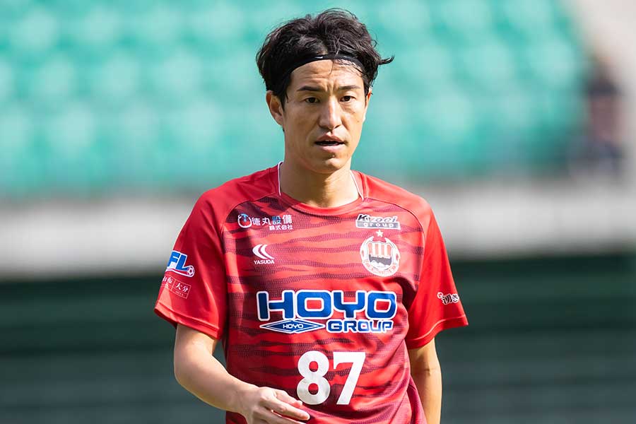 ヴェルスパ大分でプレーする金崎夢生【写真:(C) VERSPAH OITA】